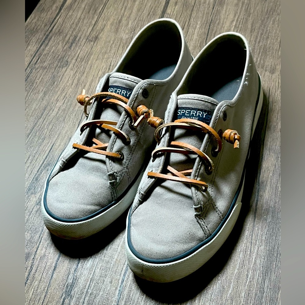 Women’s Sperrys boat shoes size 8.5 gray